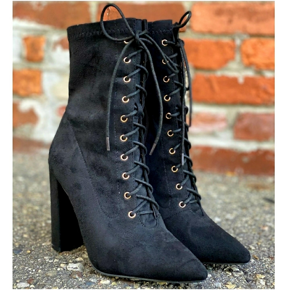 𝙉𝙀𝙒 𝙄𝙉🖤Paris Feelings Lace-Up Boot - BLACK
